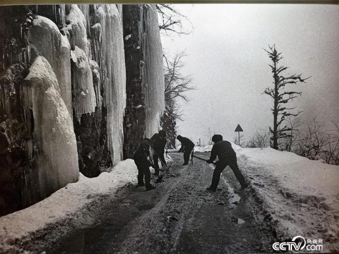 二郎山盘山公路。(翻拍于川藏公路纪念馆)