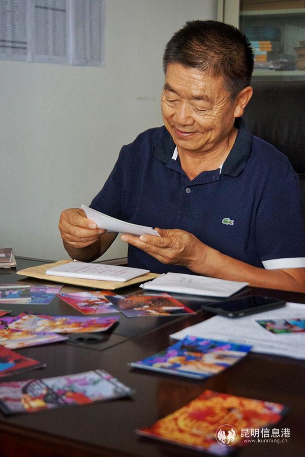 张宝华翻看送戏下乡照片 记者苏雯芊 摄