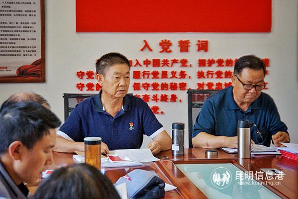 张宝华给艺术团的党员上党课 记者苏雯芊 摄