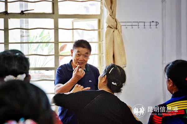 张宝华和老年大学学员交流 记者苏雯芊 摄