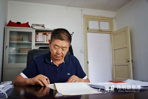 张宝华在办公 记者苏雯芊 摄