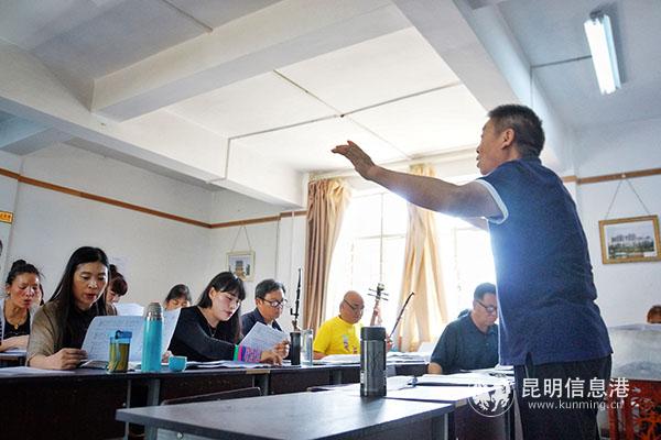 张宝华在上花灯唱腔课 记者苏雯芊 摄