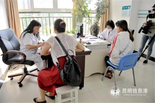 西山区人民医院设站专家周红林为患者诊疗。