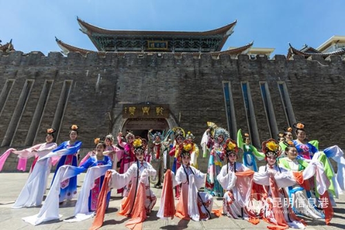 全国首个戏曲快闪活动在近日楼前精彩上演。供图