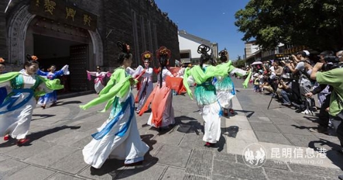 全国首个戏曲快闪活动在近日楼前精彩上演。 供图