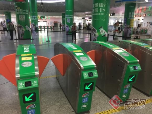 地铁闸机已加装扫码进站装备 赵岗 摄 地铁闸机已加装扫码进站装备 赵岗 摄