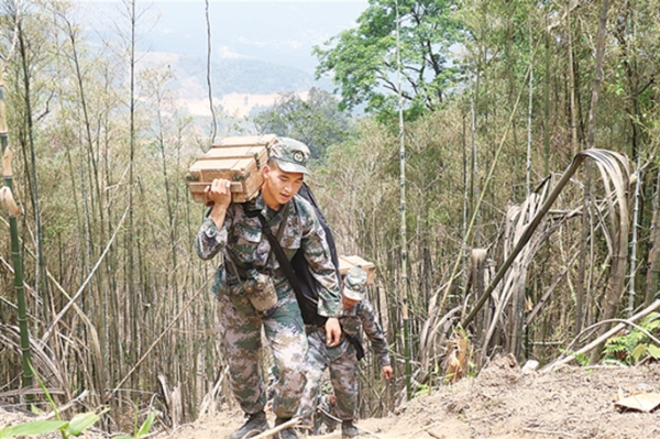 在云南麻栗坡，杜富国向雷场外转运炸药（2015年4月26日摄）。新华社发 黄巧 摄