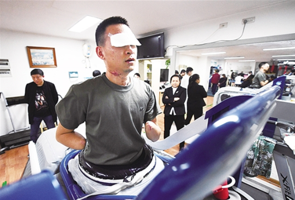 在陆军军医大学康复中心，杜富国在跑步机上训练。