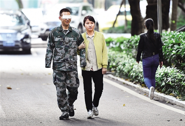 在陆军军医大学，杜富国与妻子王静一起散步。