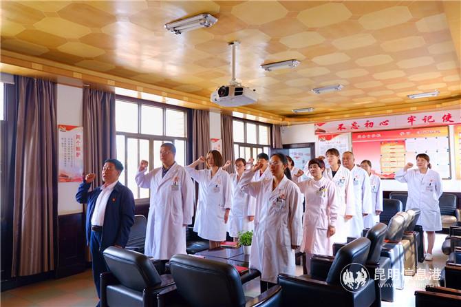 张汉存带领其他党员重温入党誓词 记者曹月 摄