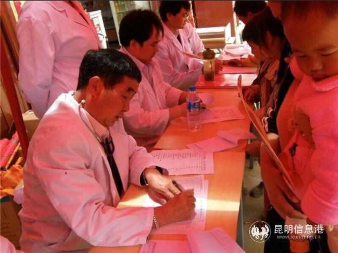 退休后的张汉存参加义诊 供图