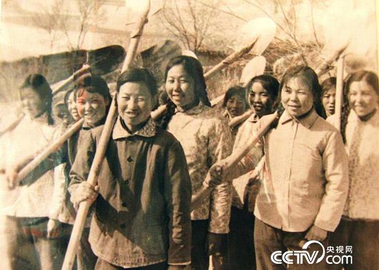 当年兴修梯田的情景(资料图)