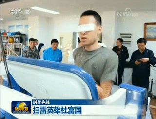 杜富国进行康复训练。图片来源于央视新闻 杜富国进行康复训练。图片来源于央视新闻