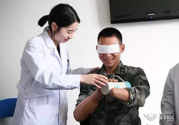 医护人员眼中的“开心果”杜富国。图片来源于中国军网 医护人员眼中的“开心果”杜富国。图片来源于中国军网