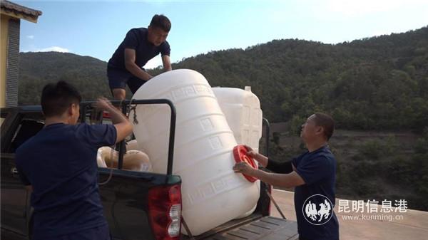 消防大队为村民送来1车5吨水
