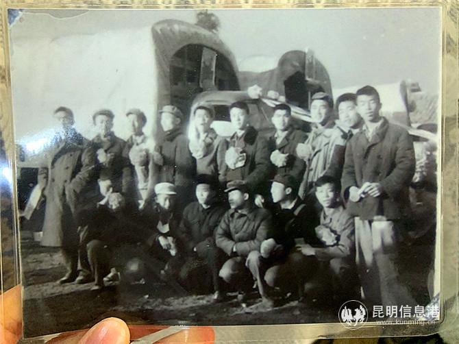 1969年杨兴仁参加知青下乡时的合影留念。