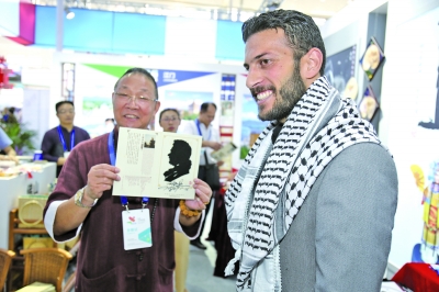 剪纸艺人技艺展示博得观众喝彩 剪纸艺人技艺展示博得观众喝彩