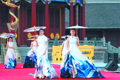 中国旗袍文化节开幕现场的旗袍表演。