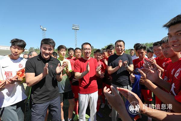 许家印周金辉等观看恒大西班牙分校训练并勉励小球员早日成才