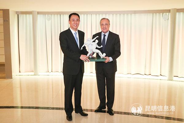 皇马主席弗洛伦蒂诺向许家印赠送礼物