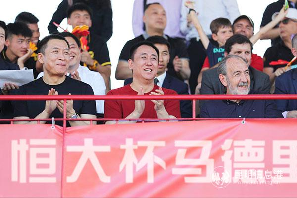 许家印、周金辉与马德里足协主席巴克一起观看恒大杯马德里足球冠军赛