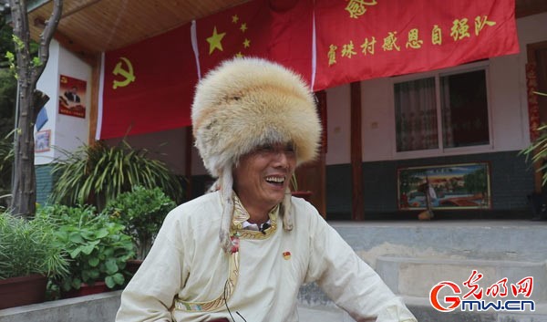 边疆党旗红——巍峨的金山上升起金色的太阳 边疆党旗红——巍峨的金山上升起金色的太阳