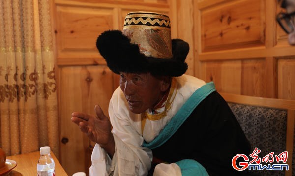 边疆党旗红——巍峨的金山上升起金色的太阳 边疆党旗红——巍峨的金山上升起金色的太阳