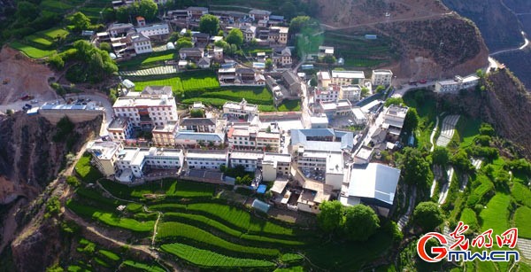 羊拉乡航拍 光明网记者张瑜摄