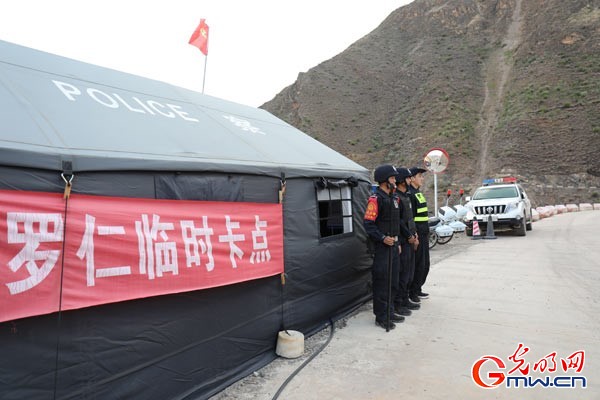 羊拉派出所罗仁临时卡点 光明网记者张瑜摄