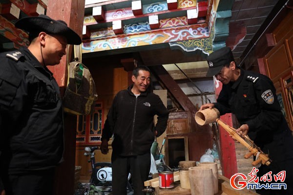 羊拉派出所民警看望贫困户农布 光明网记者张瑜摄