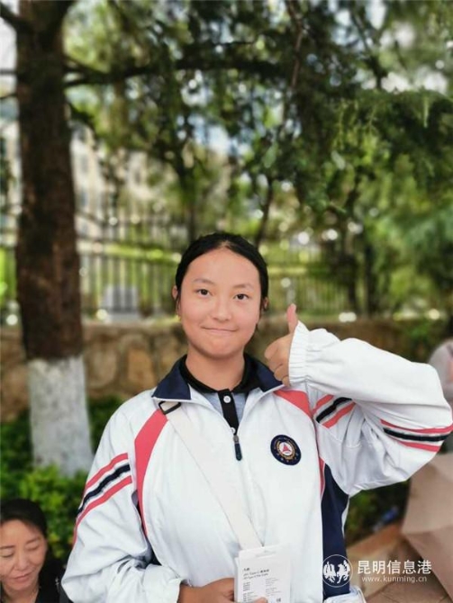 6月8日下午，九机志愿者用华为p30为考生拍照留念