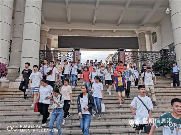 刚刚结束高考的考生走出考场