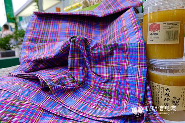 纯手工织成的壮锦 记者曹月 摄