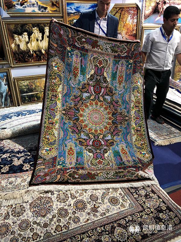 Mostafa先生展示融合伊朗文化和中国丝绸的丝毯。记者金玉 摄 Mostafa先生展示融合伊朗文化和中国丝绸的丝毯。记者金玉 摄