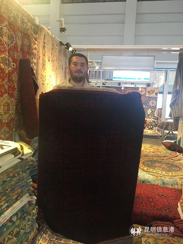 阿富汗参展商Basir Amani展示此次参展的佳品Biljik Khalmahmadi地毯。记者谭石艳 摄 阿富汗参展商Basir Amani展示此次参展的佳品Biljik Khalmahmadi地毯。记者谭石艳 摄