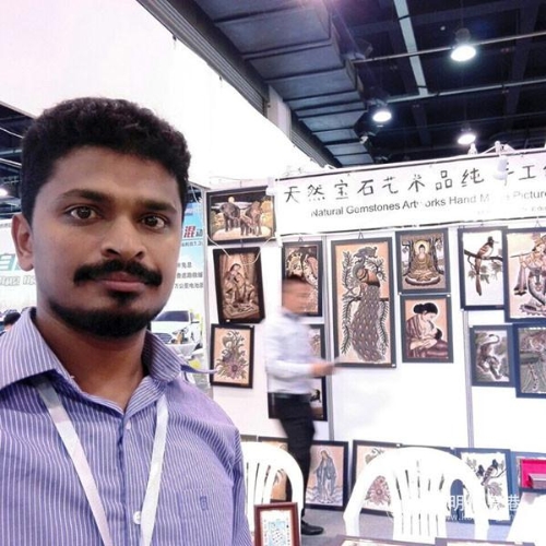 喜欢云南烧饵块的Indika。记者金玉 摄 喜欢云南烧饵块的Indika。记者金玉 摄