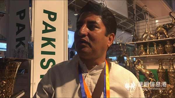 巴基斯坦参展商Wilayat Shah热情地向络绎不绝的顾客介绍商品。记者谭石艳 摄 巴基斯坦参展商Wilayat Shah热情地向络绎不绝的顾客介绍商品。记者谭石艳 摄