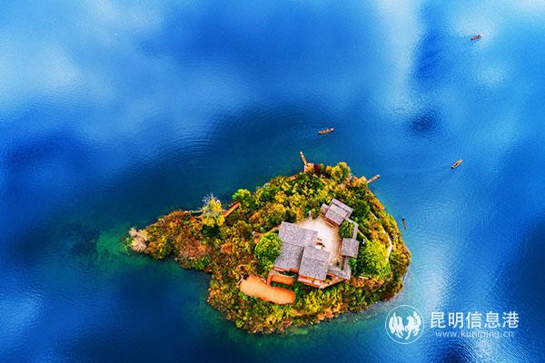 3、“腾龙”杯摄影大赛稿——作者：潘泉；手机：13887752462；标题：《泸沽湖印象》2018年11月7日航摄于四川省盐源县泸沽湖镇洛瓦村。DJI_0440==