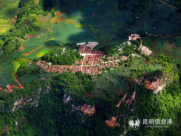 张正亮+13887375534+《悬崖上的新农村》+拍摄时间：2014年7月13日+拍摄地点：元阳县黄茅岭乡茅山村。IMG_1464_副本