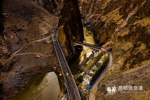 作者：瞿国栋    电话：13388895564   作品：怒江大桥           拍摄时间：2019年4月7日          拍摄地点：西藏昌都市邦达镇