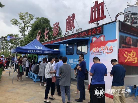 等待献血的市民排起长队。