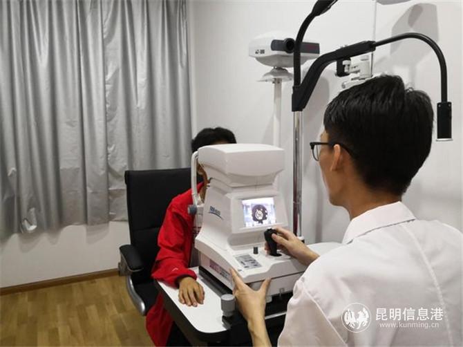 城南医院医生正为孩子做眼部检查。