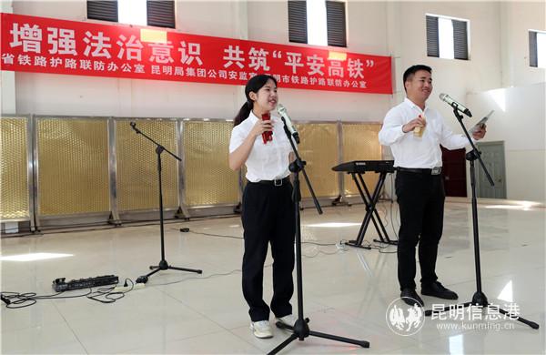 快板节目科普铁路安全。昆明日报 记者李海曦摄 快板节目科普铁路安全。昆明日报 记者李海曦摄