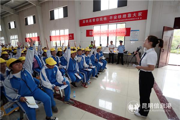 同学们踊跃参与抢答。昆明日报记者李海曦摄 同学们踊跃参与抢答。昆明日报记者李海曦摄