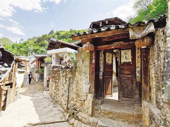村里的老巷老房保存完好
