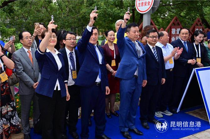 诺罗夫、李玛琳、水涛共同为预热跑鸣枪发令 邓斌 摄