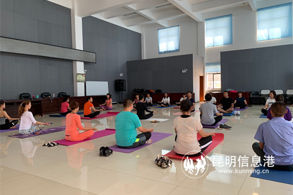 瑜伽训练（昆明公交集团二公司十八车队开展“瑜伽健身”活动）