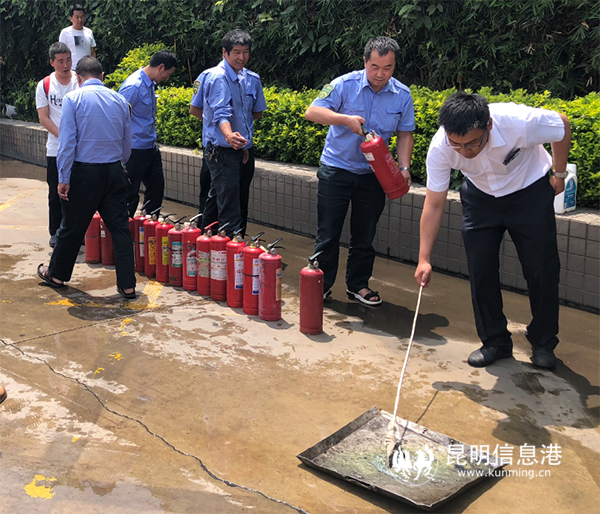 演练现场(昆明公交三十三车队开展“消防应急演练”活动)