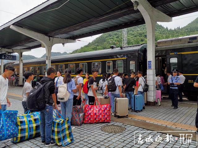 中国铁路昆明局开行中考专列,助力826名山区学生考试1.jpg