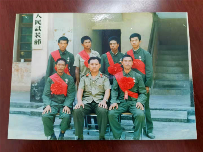 与当地战友合影